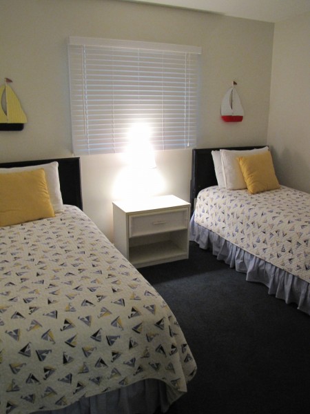 coastal bedroom, twin beds, ship quilt, nautical